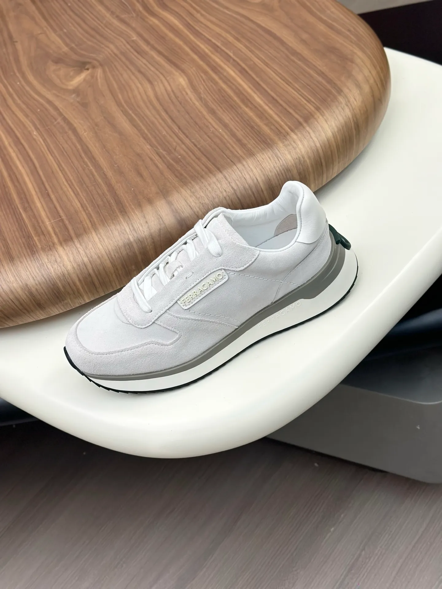 [Ferragamo] Top P: 820💰 Number of yards: 39~44 (38.45 custom-made, non-refundable) Top purchasing agent 🇮🇹 Ferragamo men's casual shoes series, the counter sells the original configuration at the same time, Italian imported cowhide fabric, high-quality splicing technology, imported water-dyed cow lining , Soles: Original foam soles are specially provided by the original factory, and the original factory follows the order. 🔍High quality can be entered and exited the counter at will. Welcome to compare and synchronize with the counter.